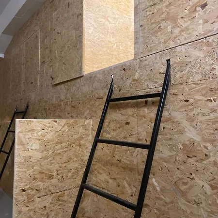 Budget Trainstation - Fox Box *