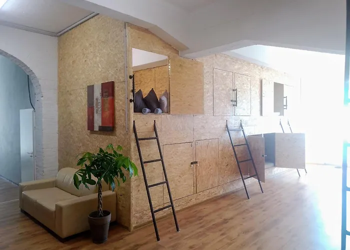 Отель Budget Trainstation - Fox Box *