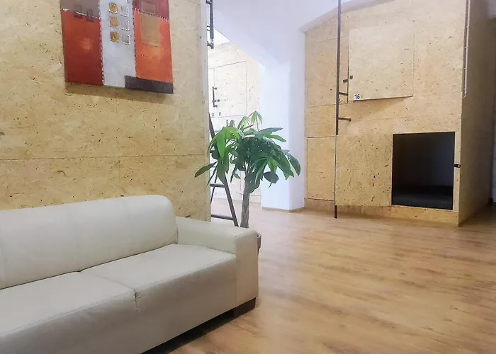 Budget Trainstation - Fox Box *