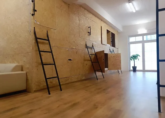 Budget Trainstation - Fox Box